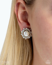 Load image into Gallery viewer, Pearl Podium - White
